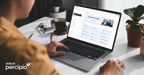 Čovjek gleda u laptop