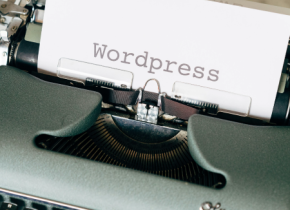Tekst WordPress na  papiru u pisaćoj mašini